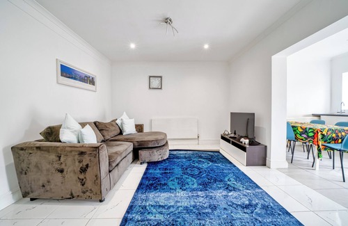 London Borough of Hounslow Apartment | 4bed house, free parking, garden, and office space