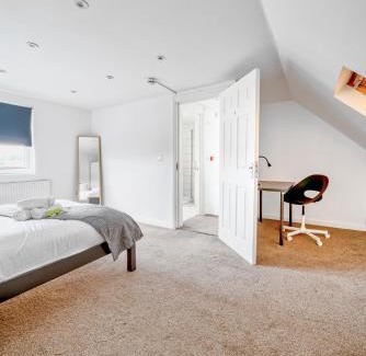 London Borough of Hounslow Apartment | 4bed house free parking garden and office space