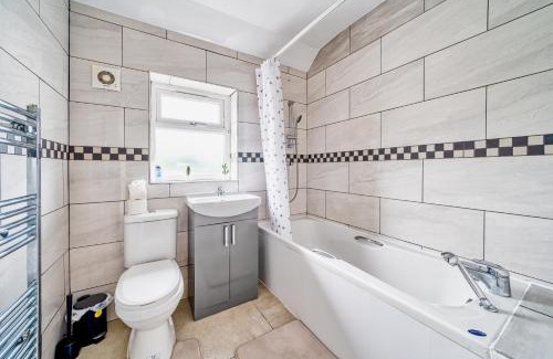 London Borough of Hounslow Apartment | 4bed house free parking garden and office space