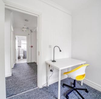London Borough of Hounslow Apartment | 4bed house free parking garden and office space