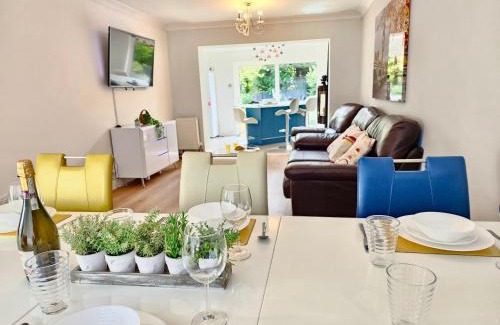 Bicester Apartment | 4Bedroom Modern Bicester Villa, WIFI, Parking, Garden, Minutes walk to Bicester Village