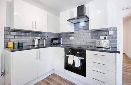 Castle House | 4BR-11Guests-Patio-FamilyFriendly-CityCentre-Beach