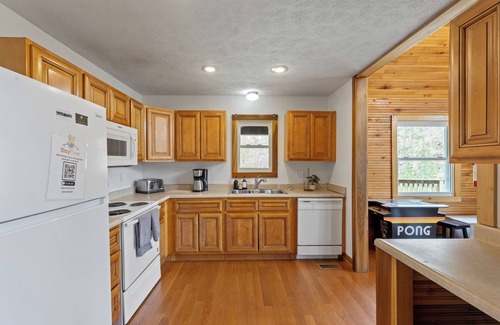 Rogers Cabin | 4BR 14Guest Large Lakefront Cabin w/Hot Tub +WiFi
