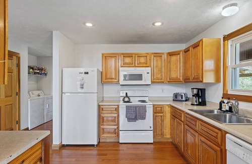 Rogers Cabin | 4BR 14Guest Large Lakefront Cabin w/Hot Tub +WiFi