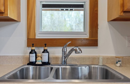 Rogers Cabin | 4BR 14Guest Large Lakefront Cabin w/Hot Tub +WiFi