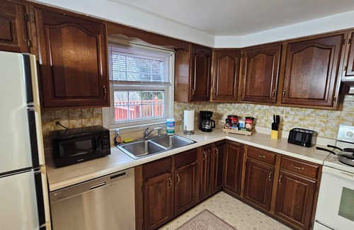 Murrysville House | 4BR, 2.5 bath, 2 Garage, large deck and office space in Murrysville PA