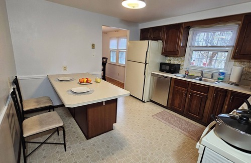 Murrysville House | 4BR, 2.5 bath, 2 Garage, large deck and office space in Murrysville PA