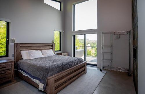 Waitsfield House | 4BR - 2 Mstr Suites, Hot Tub, Prime Views, Privacy