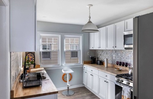 Shaker Heights Apartment | 4BR/2BA 2-Story near Van Aken District and CLE clinic