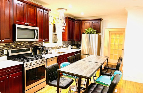 Quincy Apartment | 4BR 2BATH 7BED WOLLASTON BEACH.NearBOSTON1
