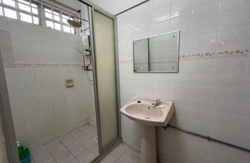 Bayan Lepas House | 4BR 2Storey Terrace Homestay at Bukit Jambul by SK Vacation Homes