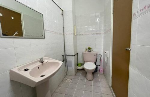 Bayan Lepas House | 4BR 2Storey Terrace Homestay at Bukit Jambul by SK Vacation Homes
