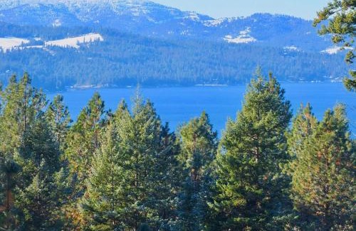 Coeur d'Alene Apartment | 4BR 3 and half Bath with Spa Whirlpool and Playground for 14 guests