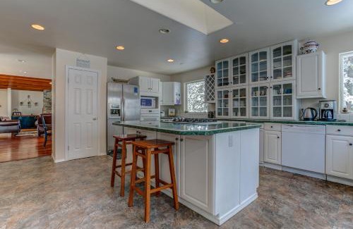 Coeur d'Alene Apartment | 4BR 3 and half Bath with Spa Whirlpool and Playground for 14 guests