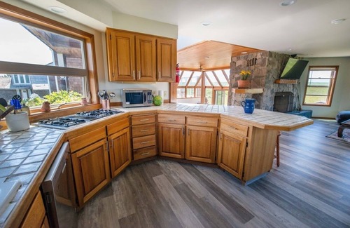 Warrenton House | 4BR/3Bath Ocean Front, Game room, HOT TUB, Perfect for families