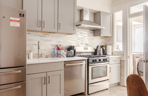 Near Northeast House | 4BR/4BA Beautiful and Large House in DC! 1 Mile from Capitol Hill!