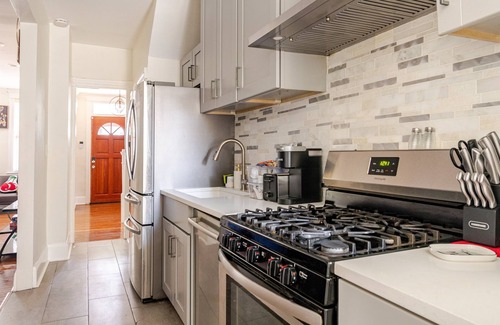Near Northeast House | 4BR/4BA Beautiful and Large House in DC! 1 Mile from Capitol Hill!