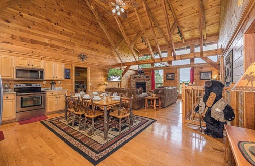 Gatlinburg - Pigeon Forge Cabin | 4BR/4BA King Master Suites with Mountain views/Game Room