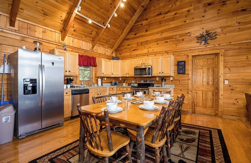 Gatlinburg - Pigeon Forge Cabin | 4BR/4BA King Master Suites with Mountain views/Game Room