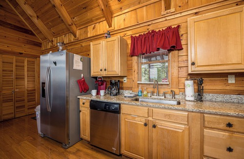 Gatlinburg - Pigeon Forge Cabin | 4BR/4BA King Master Suites with Mountain views/Game Room