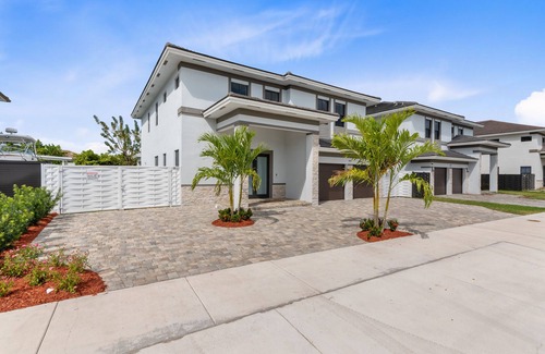 Ludlam Villa | 4BR/4BTH Miami Oasis: Stylish Retreat w/BBQ & Trampoline - Near Beach & Airport