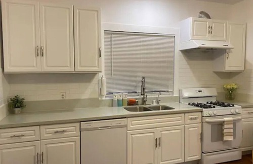 North Central House | 4BR 7Beds, 15pax, Large Parking lot, Private Gated.