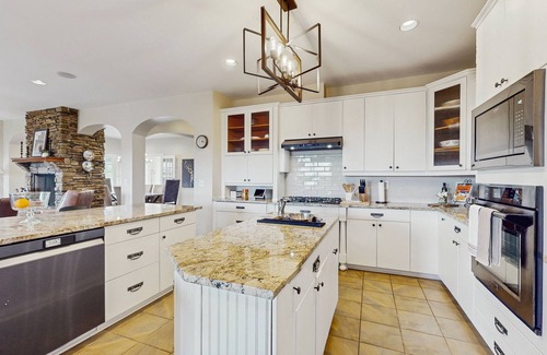 Talking Rock Cabin | 4BR and 2.5BA cottage w/porch, access to shared infinity pool & hot tub