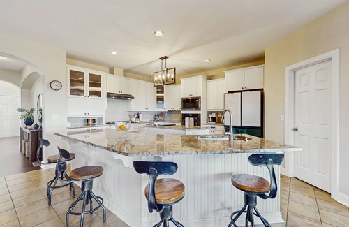 Talking Rock Cabin | 4BR and 2.5BA cottage w/porch, access to shared infinity pool & hot tub