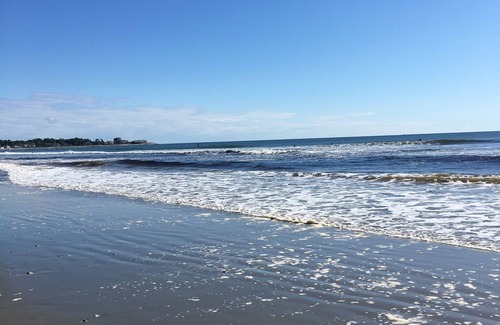 Rye House | 4BR Beach House - Perfect for Families! 5 minutes walk to two beaches.