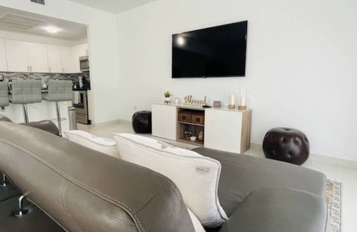 Princeton House | 4BR by MIA F1 GP Key West Beaches Luxury Getaway Nature