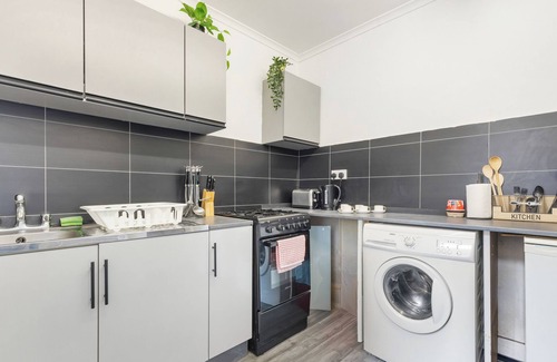 Tower Hill House | 4BR Central London Townhouse Next to Tower Bridge 2 Min Walk to Aldgate Station