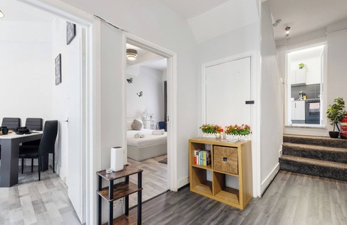 Tower Hill House | 4BR Central London Townhouse Next to Tower Bridge 2 Min Walk to Aldgate Station