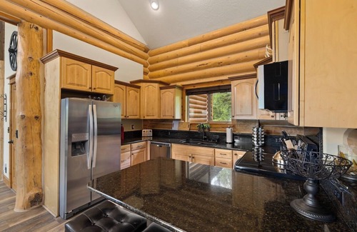 McCall Cabin | 4BR| Dog Friendly | Pool | Hot Tub | Sauna
