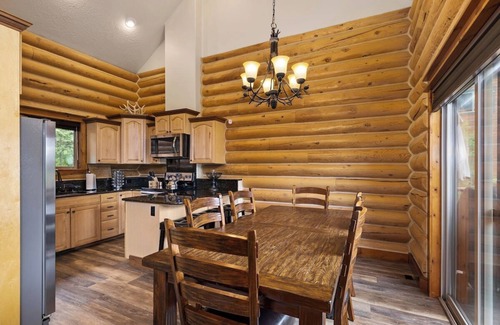 McCall Cabin | 4BR| Dog Friendly | Pool | Hot Tub | Sauna