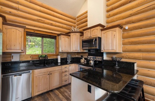 McCall Cabin | 4BR| Dog Friendly | Pool | Hot Tub | Sauna