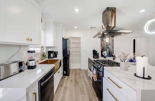 Thousand Oaks House | 4BR Escape - Mtn Views, Private BBQ