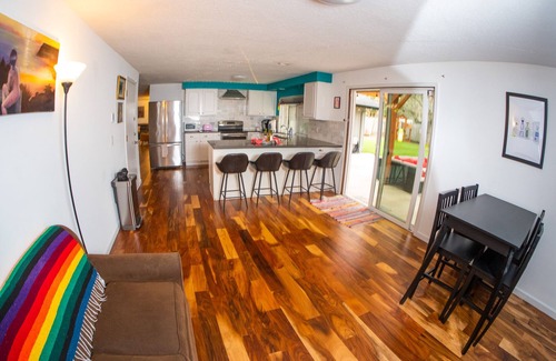 Western House | 4BR-Fun-Festive-House