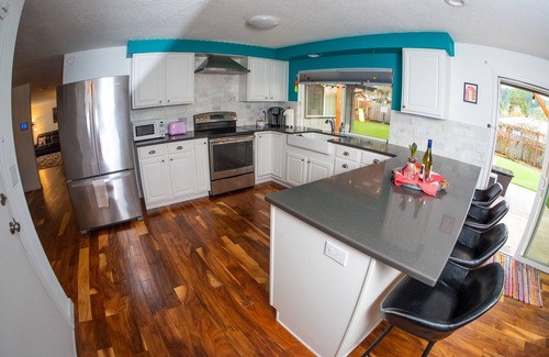 Western House | 4BR-Fun-Festive-House