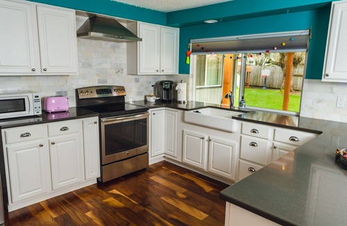 Western House | 4BR-Fun-Festive-House