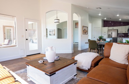 Maricopa House | 4BR Golf Course Retreat with NEW Heated Pool, Located on the Duke!