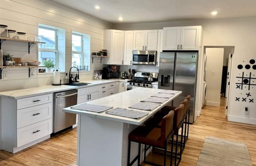 Sunnyside House | 4BR Highlands Home - Modern Style & Comfort