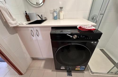Keiraville House | 4BR Home 10 mins walk to UOW, free parking, Wi-Fi, AC