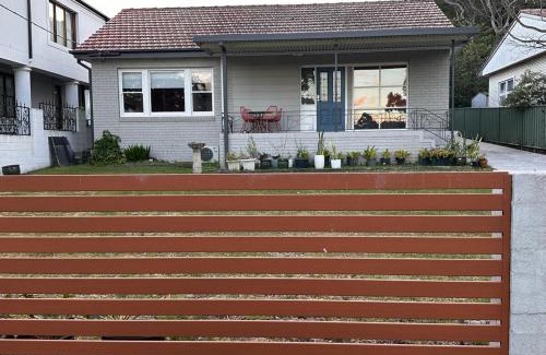 Keiraville House | 4BR Home 10 mins walk to UOW, free parking, Wi-Fi, AC