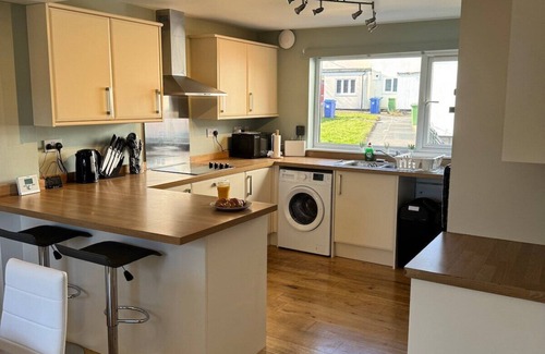 Bracknell House | 4BR Home Free Parking Long stays