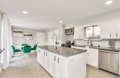 Greater Fondren Southwest House | 4BR Home+Private Backyard| Family Game Night | Pool Table