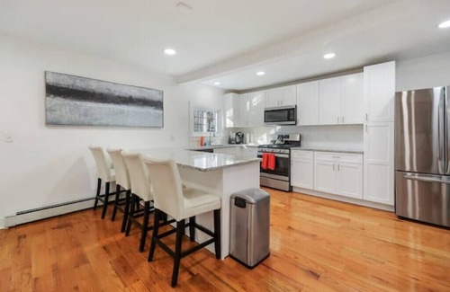 Lee House | 4BR Home w/Yard & BBQ, 5 min walk to downtown Lee