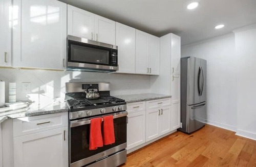 Lee House | 4BR Home w/Yard & BBQ, 5 min walk to downtown Lee