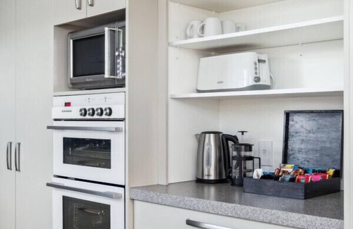 Gisborne House | 4BR house 900m to Town & Beach!