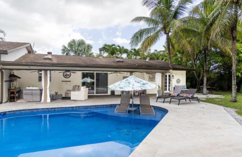 Palm Aire Village West House | 4BR House with Pool BBQ & Lake Views