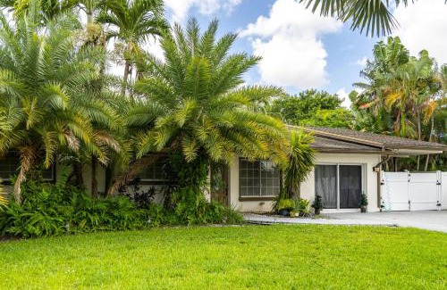 Palm Aire Village West House | 4BR House with Pool BBQ & Lake Views